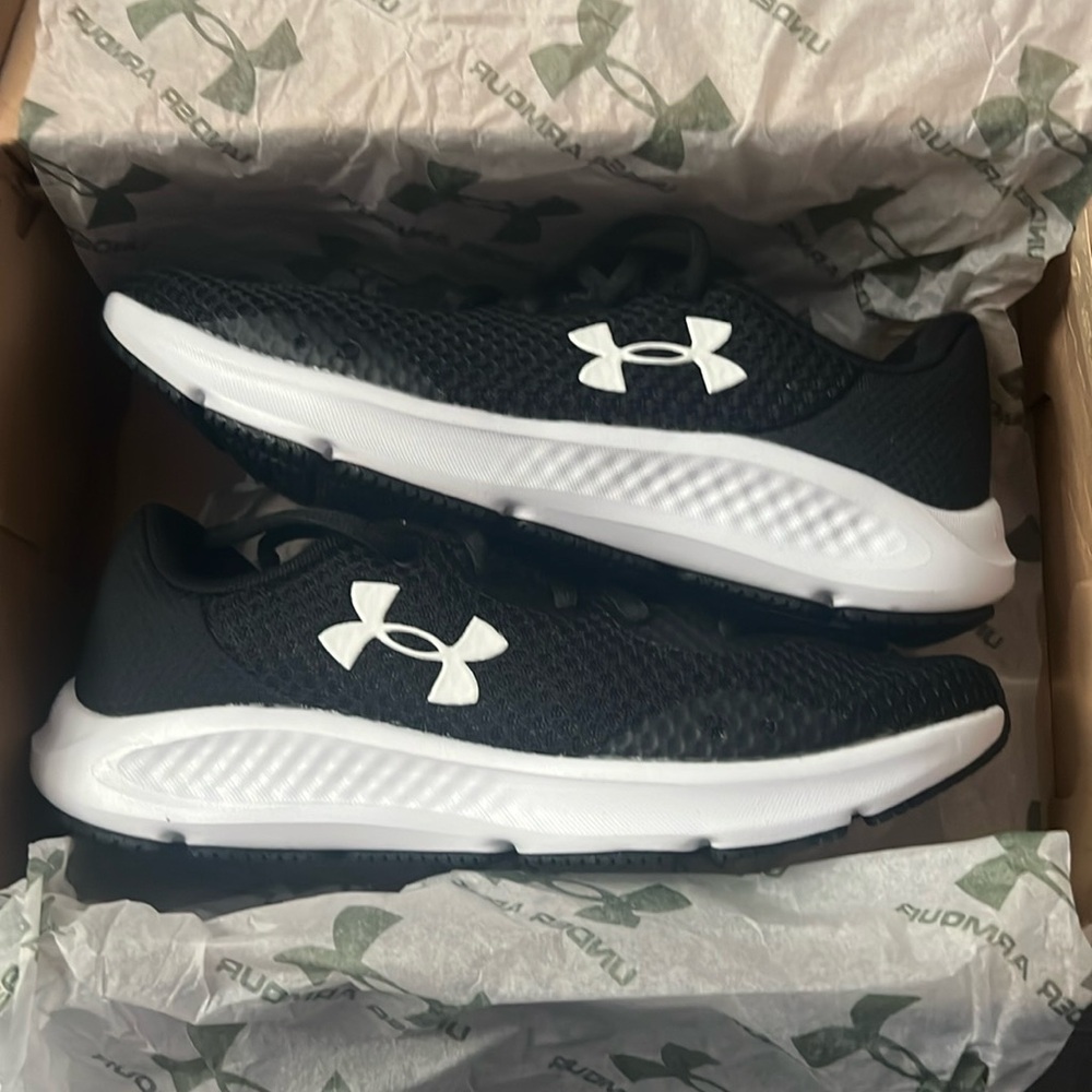 BRAND NEW Under Armour sneakers